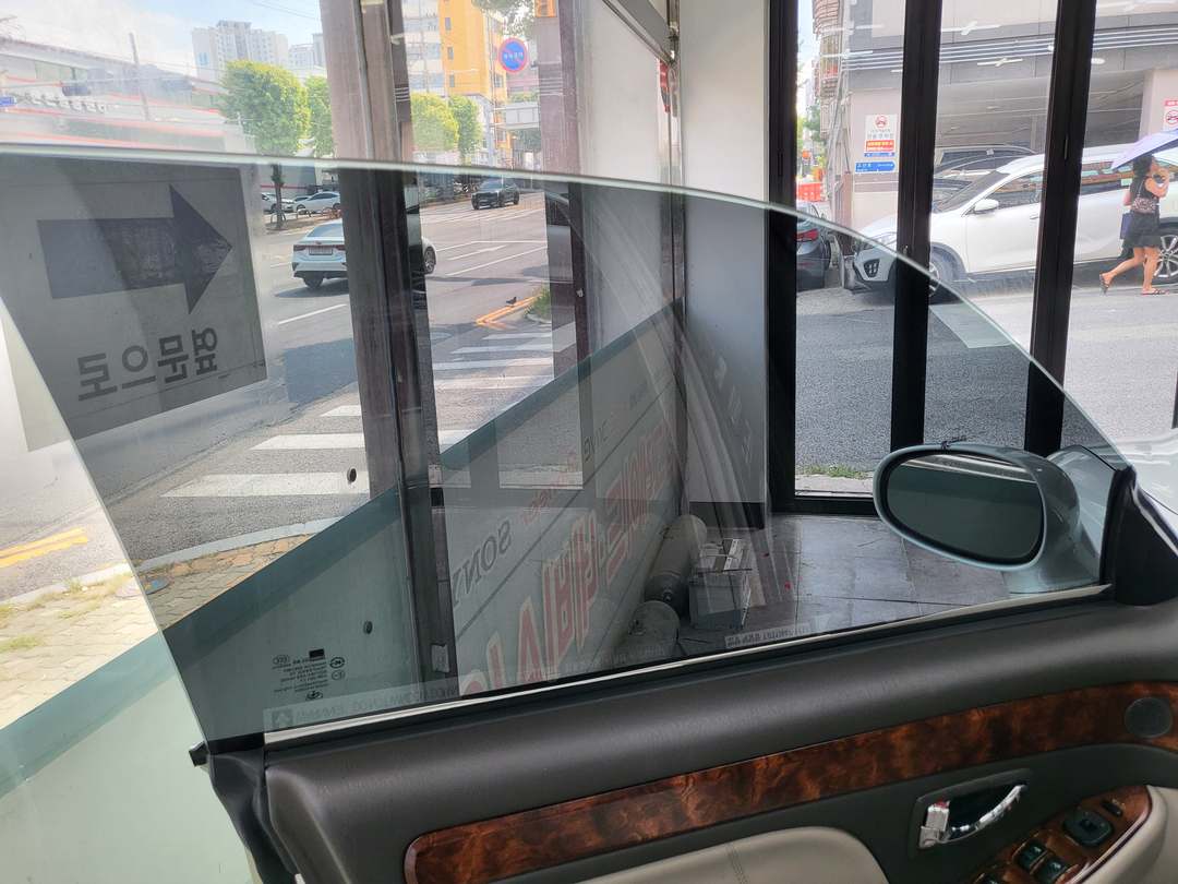 작업 전 운전석 유리