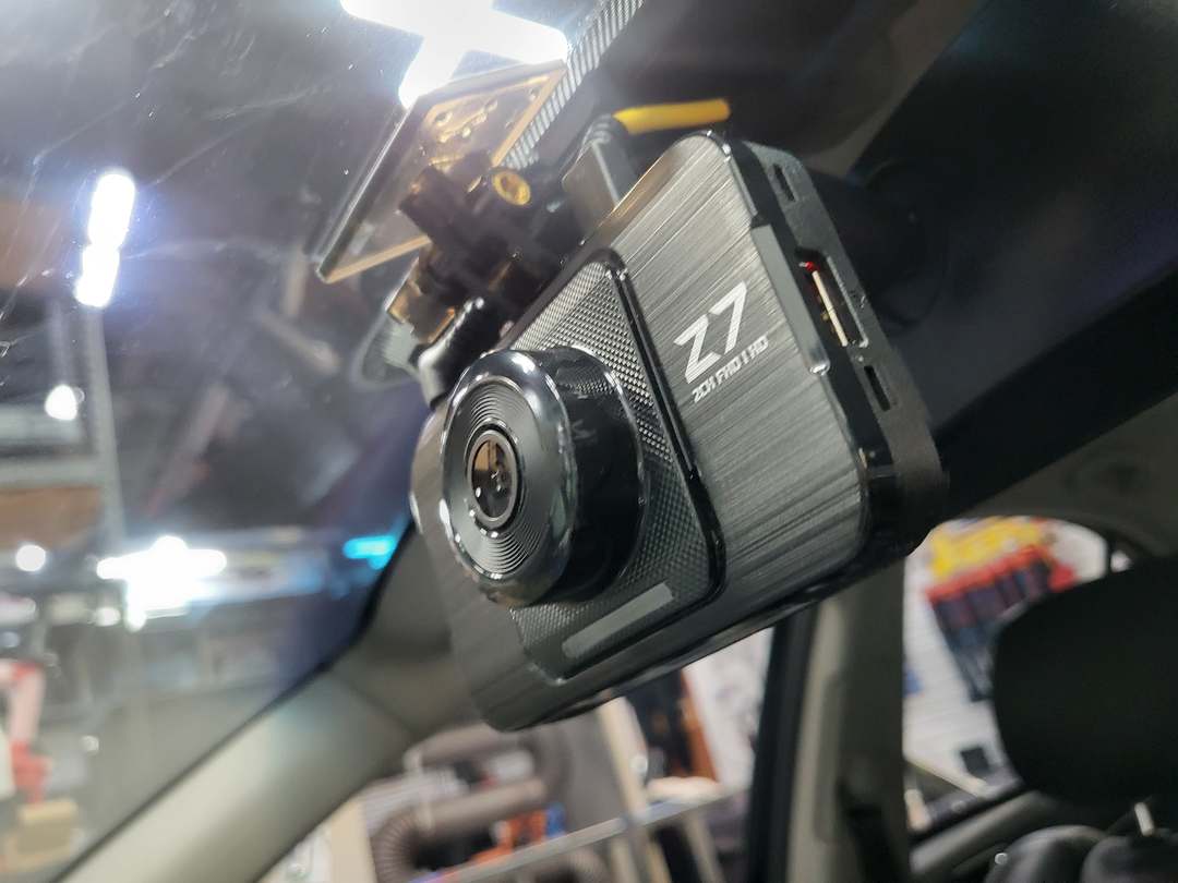 룸미러 뒤에 단 Z7 전방 카메라