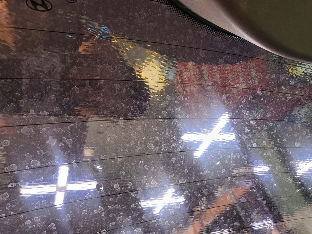 뒷유리 기포 가까이서